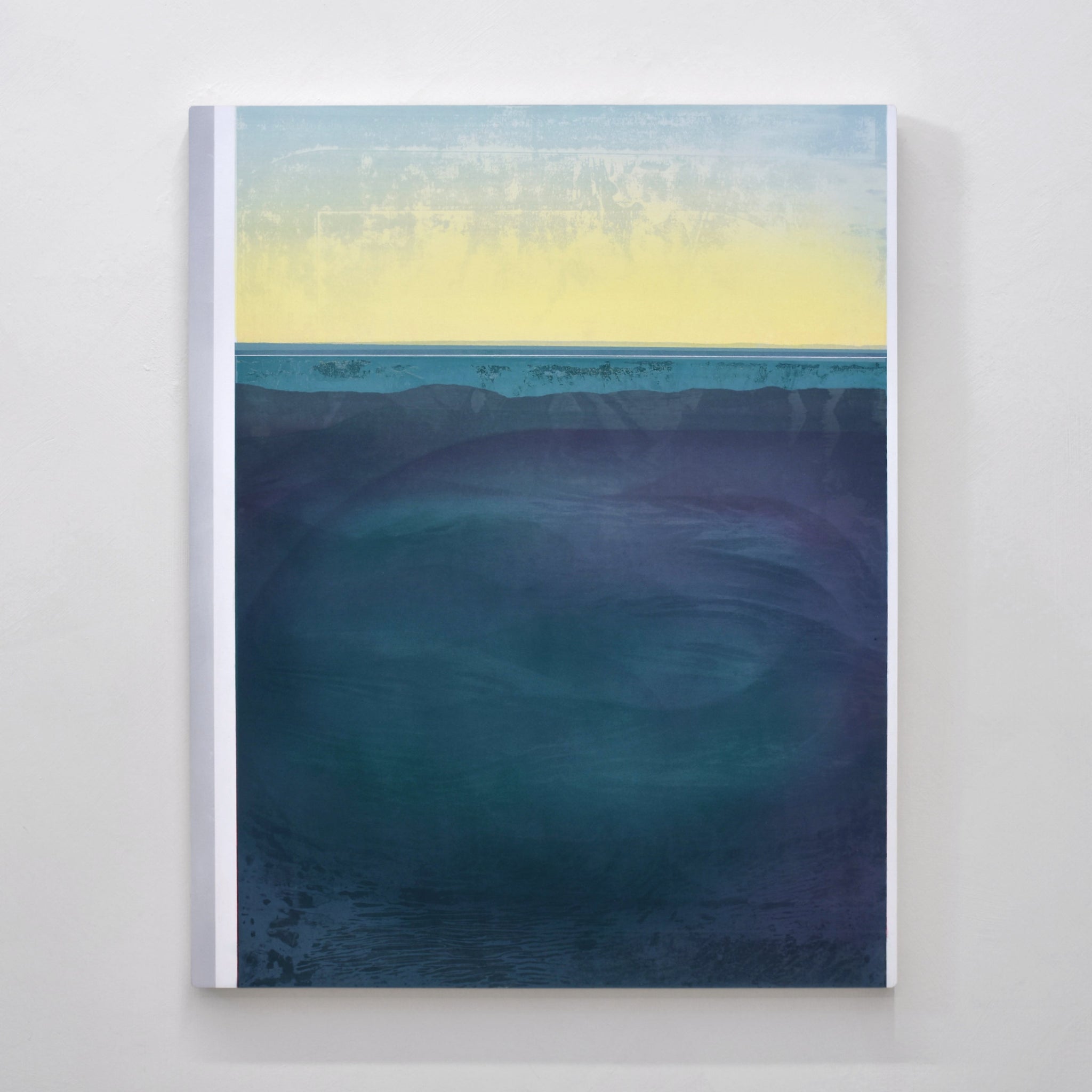 À bien y penser, de Jason Cantoro. Acrylique sur merisier russe, 24” x 30”, 2025. Crépuscule jaune sur fleuve vert émeraude.