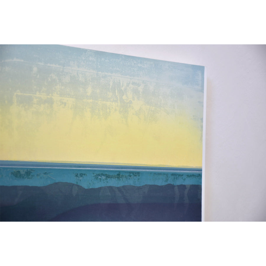 À bien y penser, de Jason Cantoro. Acrylique sur merisier russe, 24” x 30”, 2025. Crépuscule jaune sur fleuve vert émeraude.