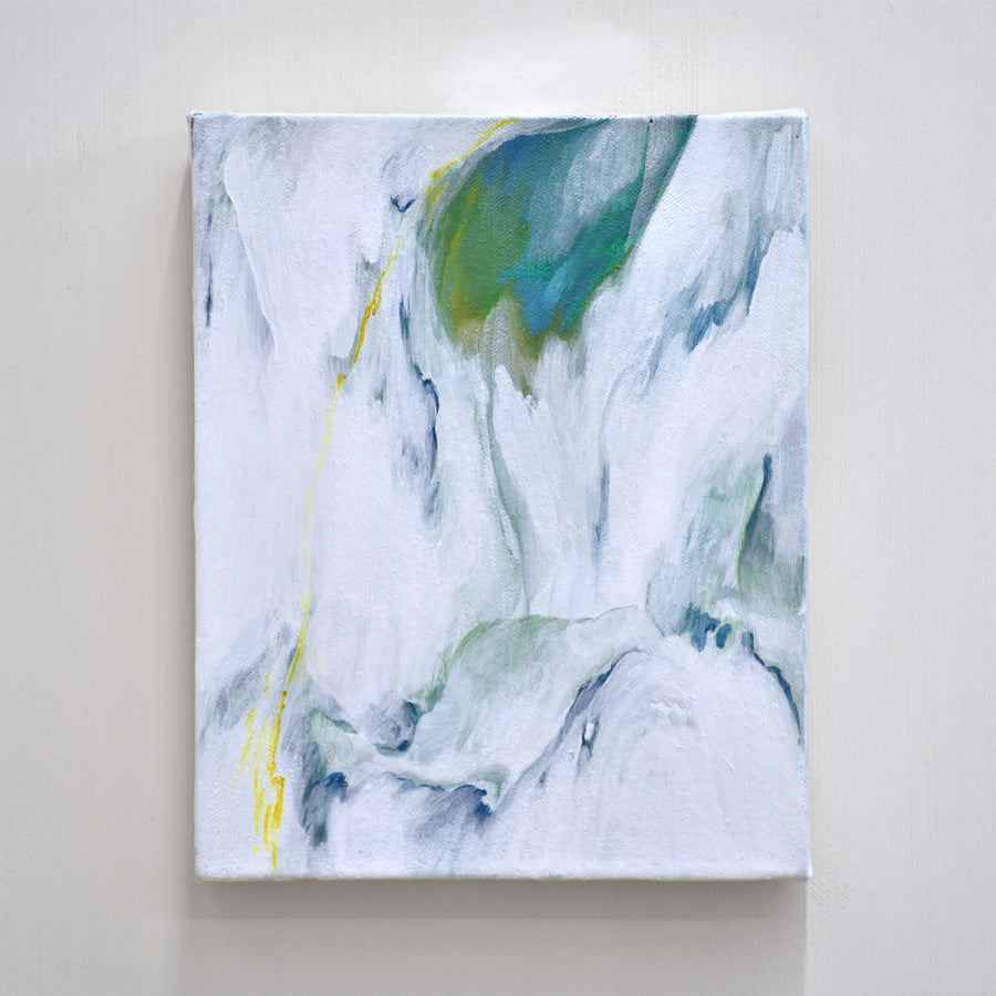 À l’abord des fleurs, par Laurence Belzile. Composition abstraite minimaliste avec un peu de vert et de jaune sur fond blanc.