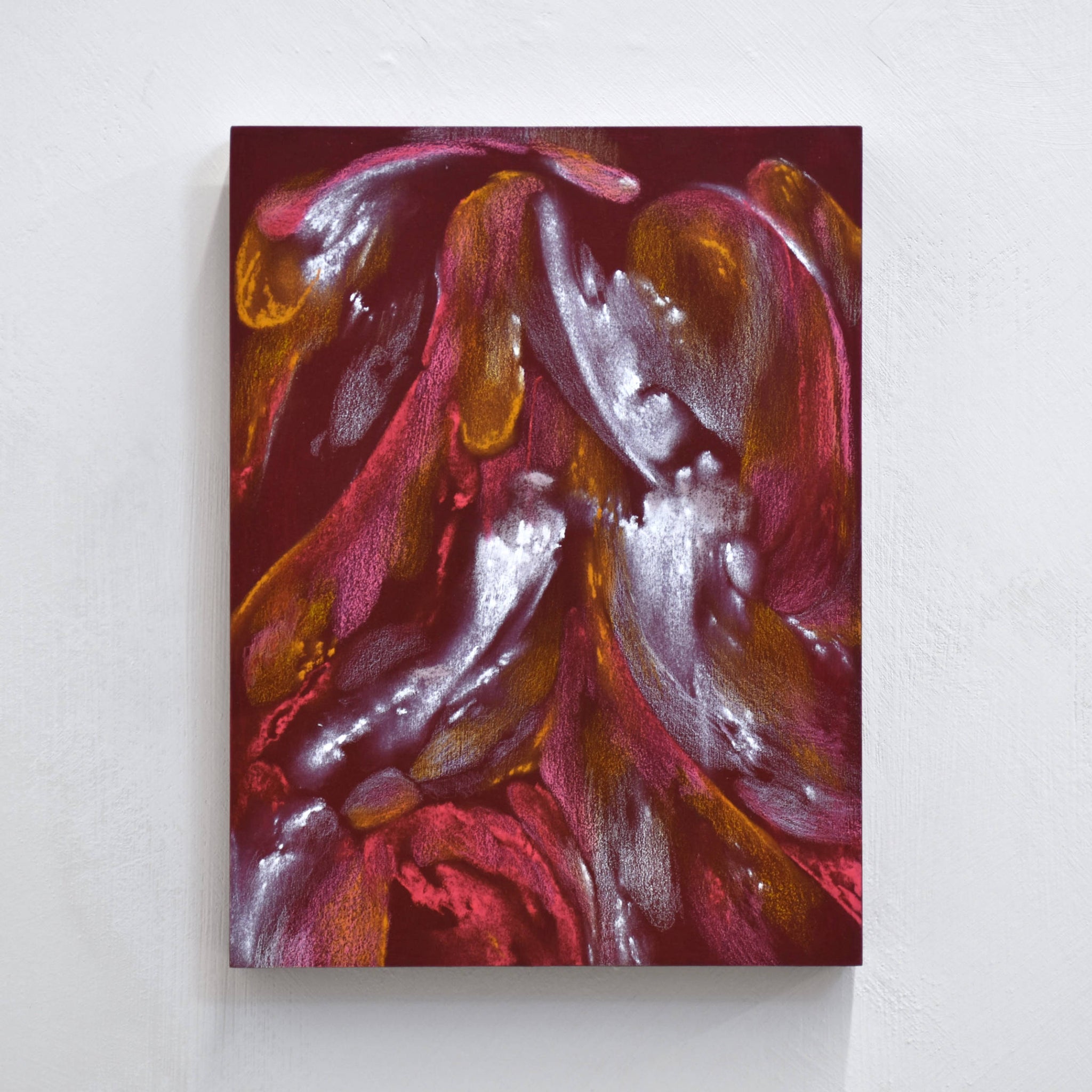 Abstraction rouge, blanche et jaune de Laurence Belzile. Crayons de couleur et pastel sur bois.