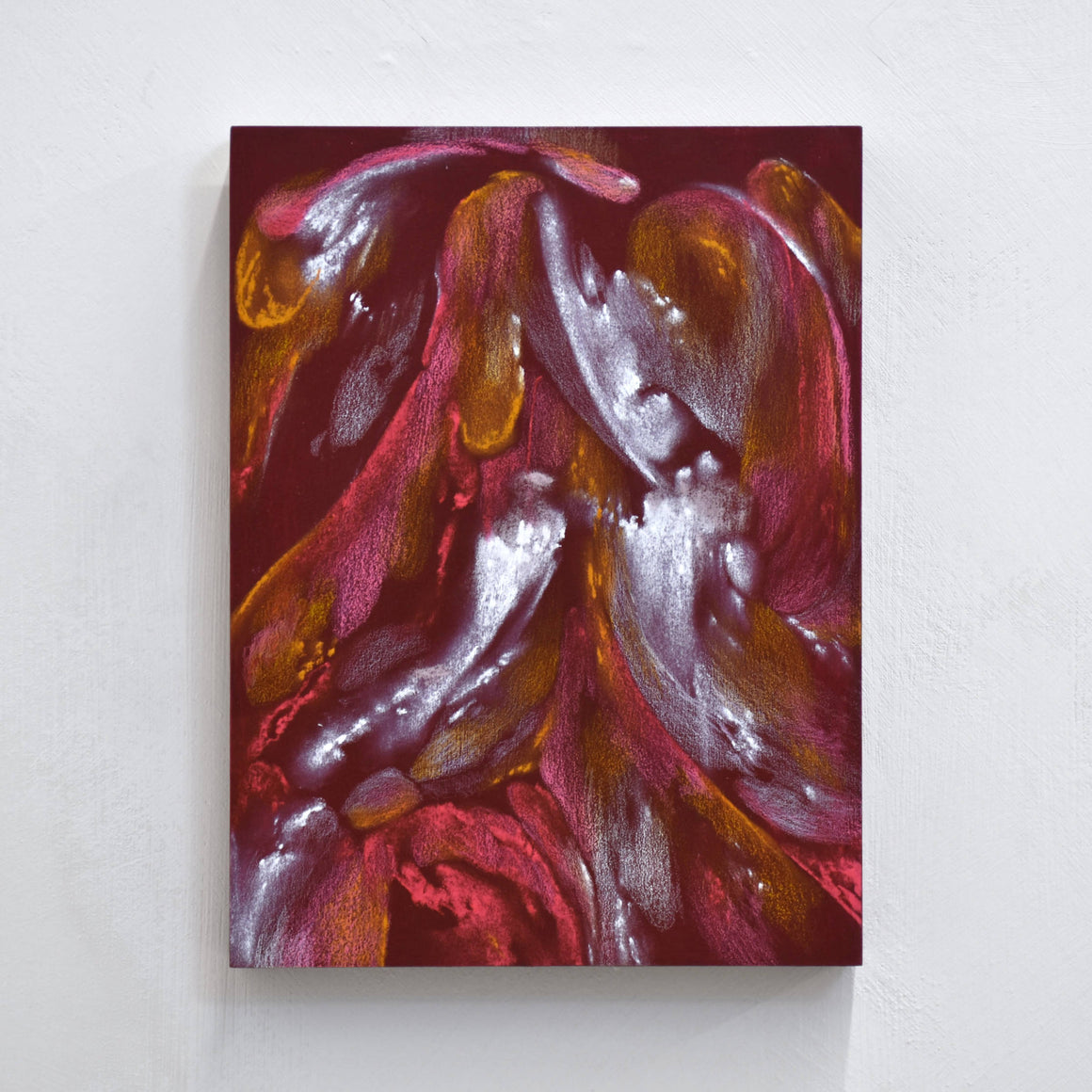 Abstraction rouge, blanche et jaune de Laurence Belzile. Crayons de couleur et pastel sur bois.