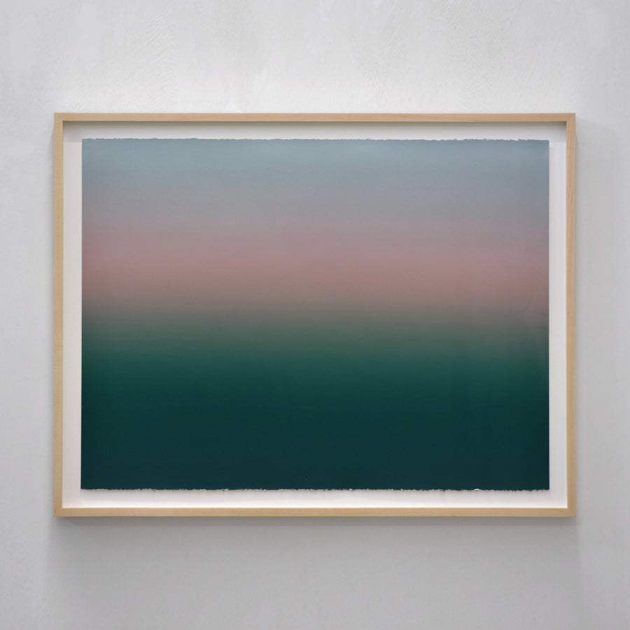 Composition minimaliste de Jason Cantoro, acrylique sur papier Stonehenge, dégradé de lumière rose dans un brouillard sur le fleuve vert