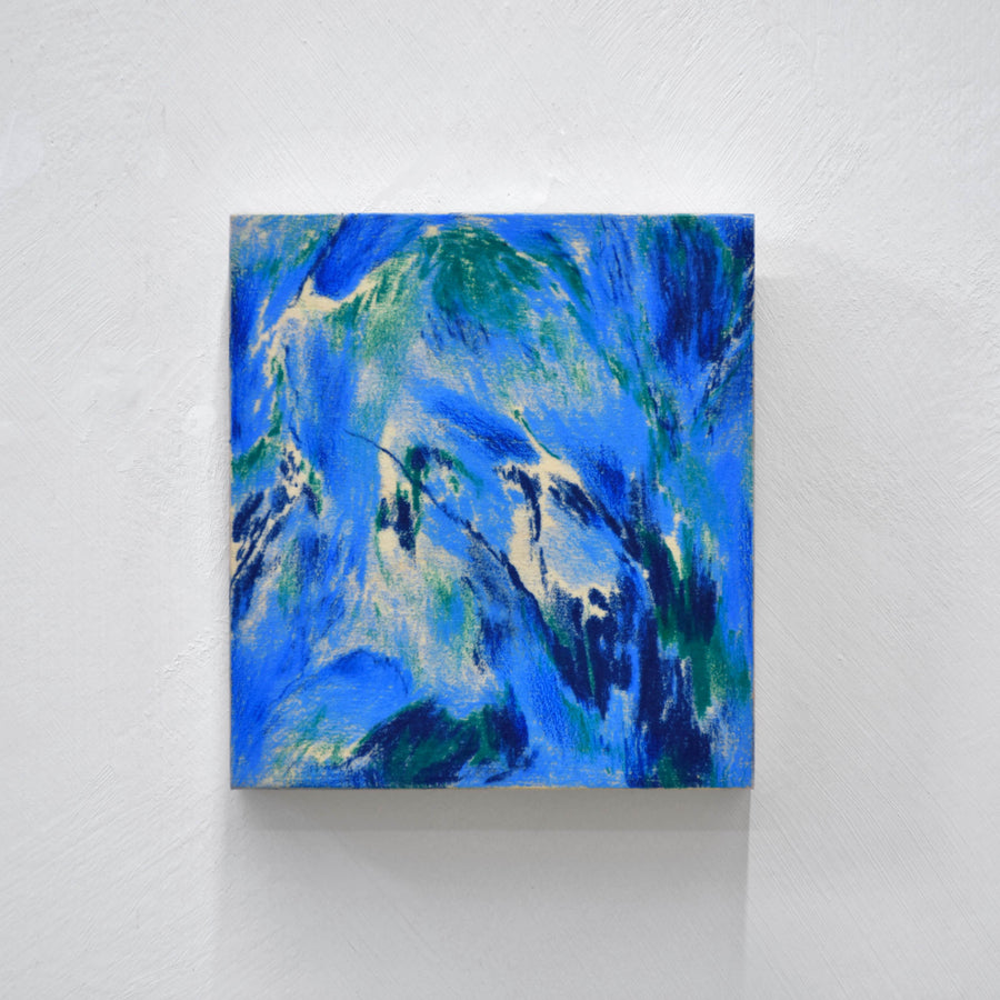 Petit format sur bois réalisé aux crayons de couleur par l’artiste en arts visuels Laurence Belzile, à voir chez Champagne et Paradis.