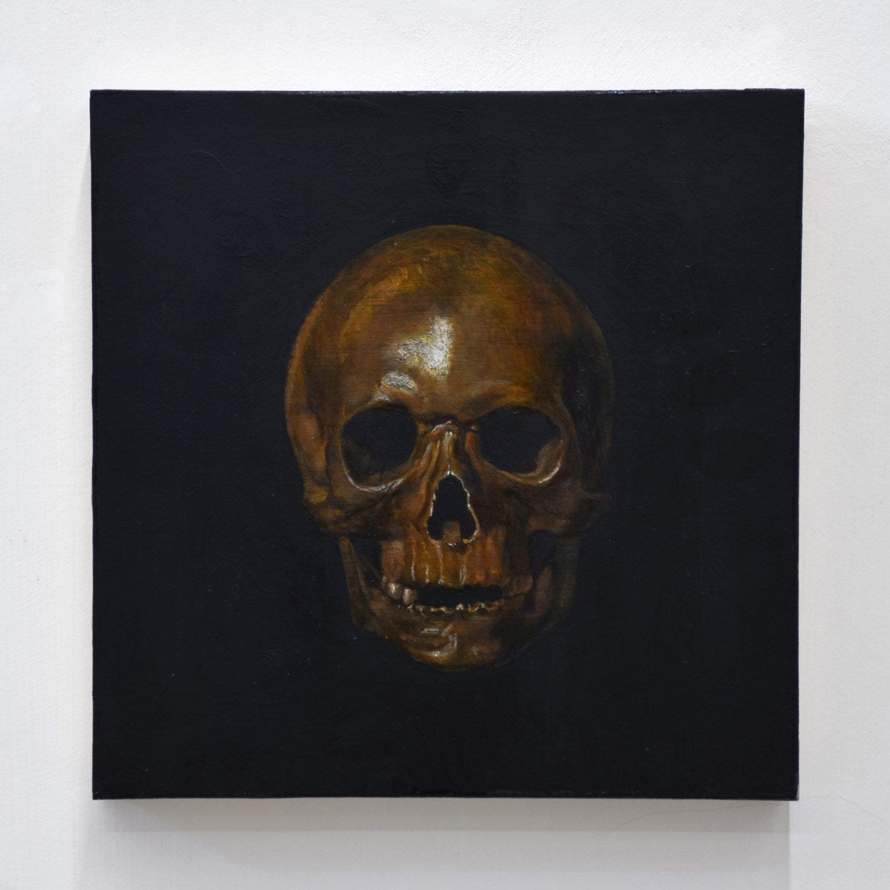 After De Champaigne, par Émile Brunet. Étude de la tête de mort du tableau Vanité ou Allégorie de la vie humaine du peintre Philippe de Champaigne. Huile sur bois, 12” x 12”, 2021.