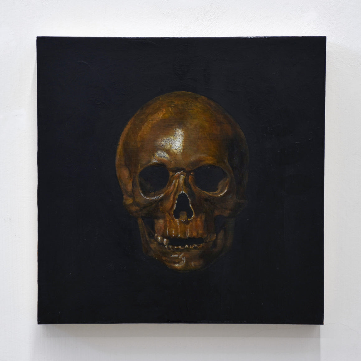 After De Champaigne, par Émile Brunet. Étude de la tête de mort du tableau Vanité ou Allégorie de la vie humaine du peintre Philippe de Champaigne. Huile sur bois, 12” x 12”, 2021.