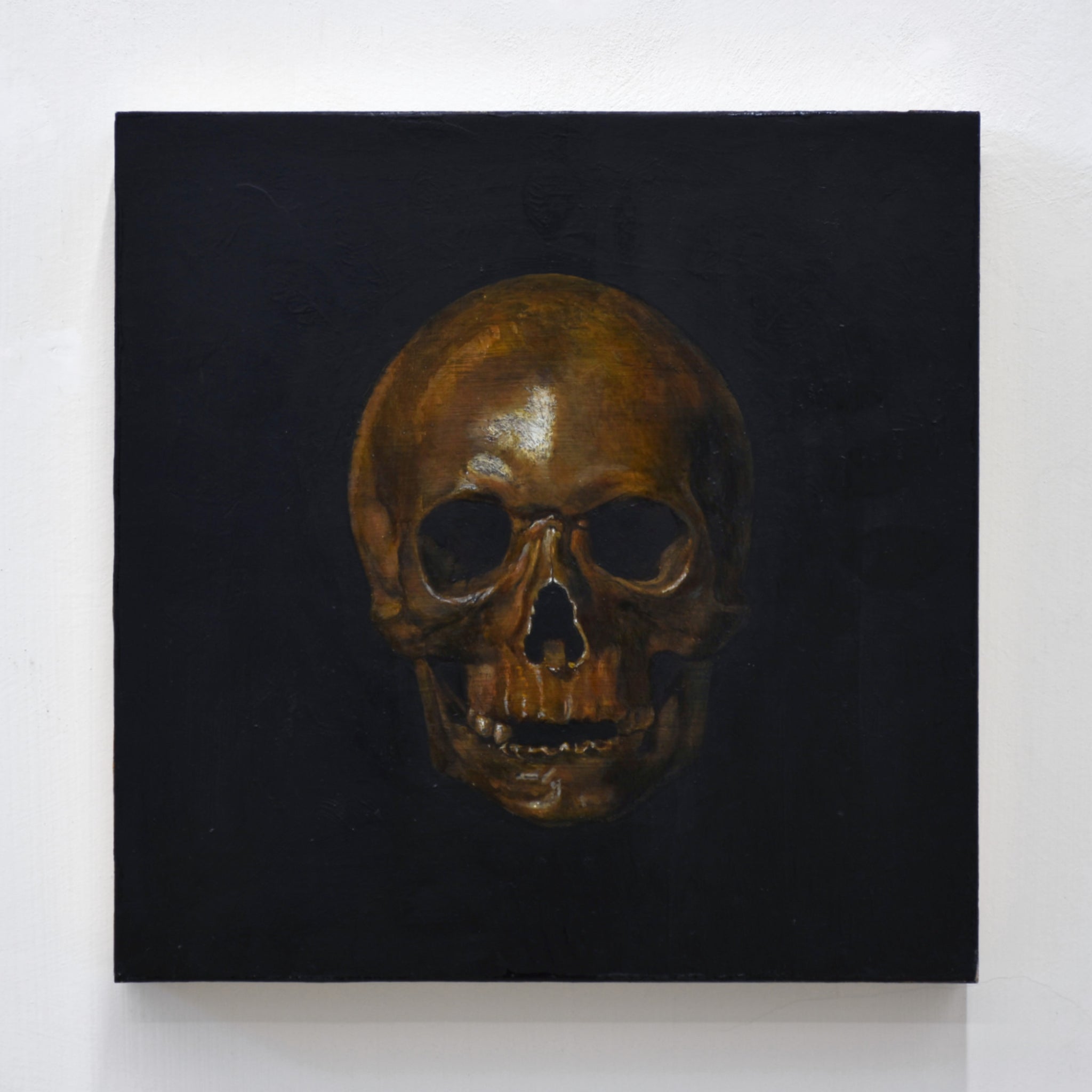 After De Champaigne, par Émile Brunet. Étude de la tête de mort du tableau Vanité ou Allégorie de la vie humaine du peintre Philippe de Champaigne. Huile sur bois, 12” x 12”, 2021.