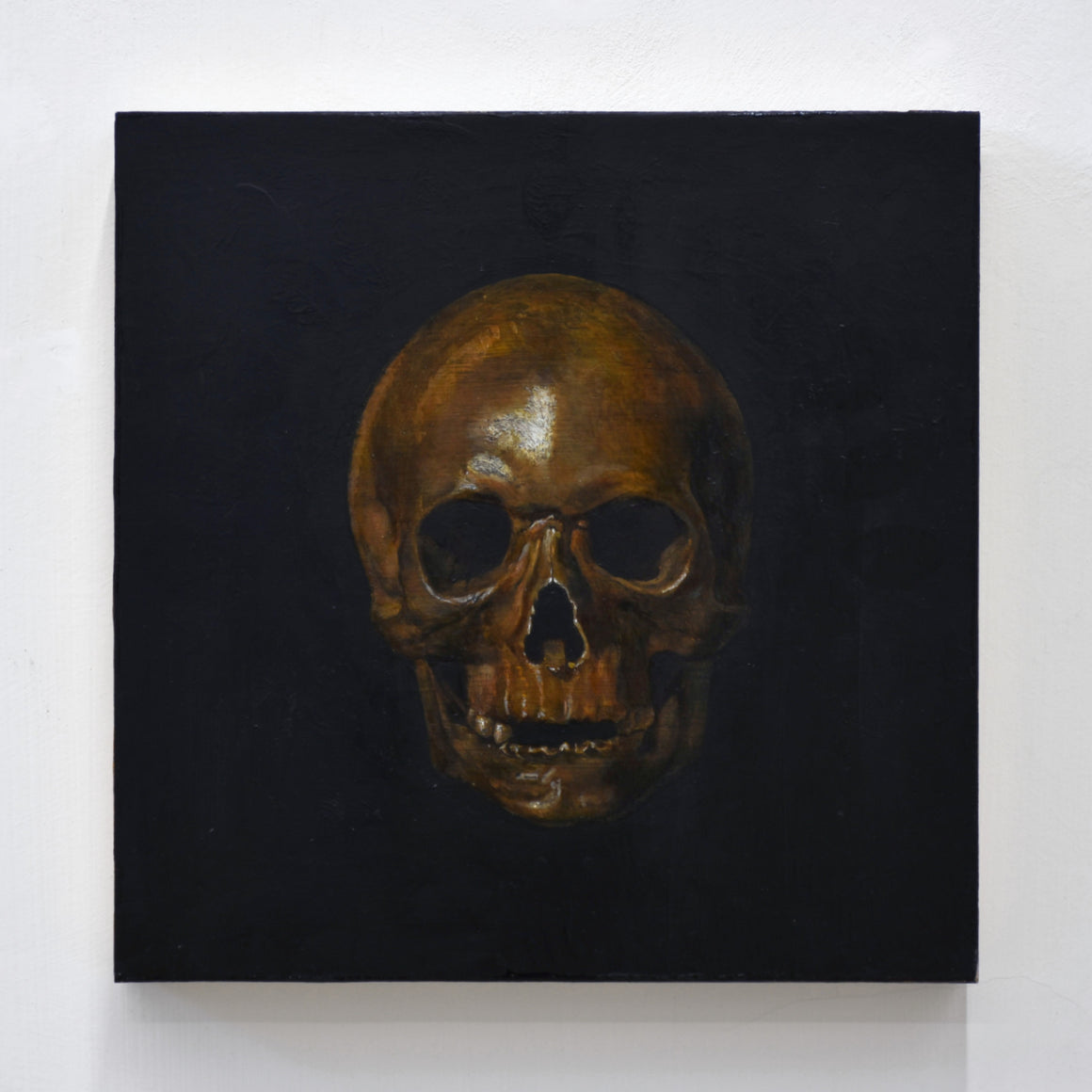 After De Champaigne, par Émile Brunet. Étude de la tête de mort du tableau Vanité ou Allégorie de la vie humaine du peintre Philippe de Champaigne. Huile sur bois, 12” x 12”, 2021.