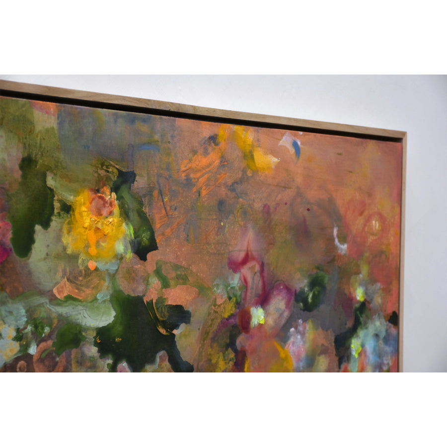 Grande composition carrée d’Amélie Grooscors. Une peinture à l’huile représentant des fleurs de toutes les couleurs sur un fond abstrait.