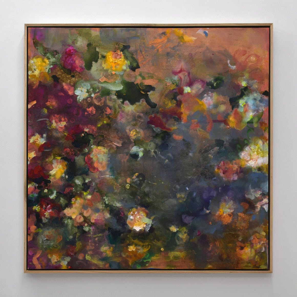 Grande composition carrée d’Amélie Grooscors. Une peinture à l’huile représentant des fleurs de toutes les couleurs sur un fond abstrait.