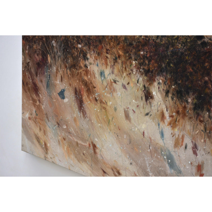 Chloé Giroux-Bertrand transforme de vieilles bâches de peintre en tableaux poétiques et texturés, où le fleuve, les paysages du Bas-Saint-Laurent et la mémoire du territoire prennent forme grâce à son savoir-faire en patine et à une sensibilité empreinte de contemplation et de silence.