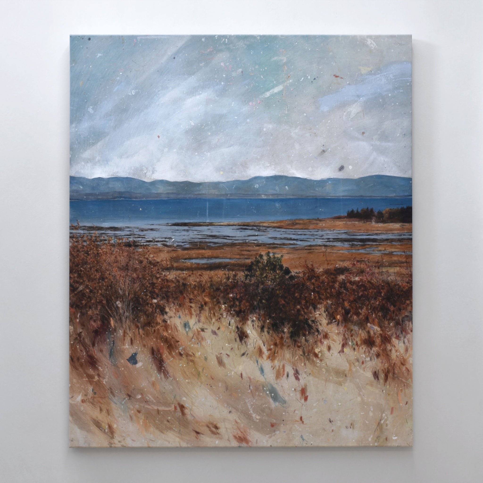 Anse au Persil, l’automne, de Chloé Giroux-Bertrand. Un grand format vertical représentant des herbes rousses sur le bord du fleuve Saint-Laurent.