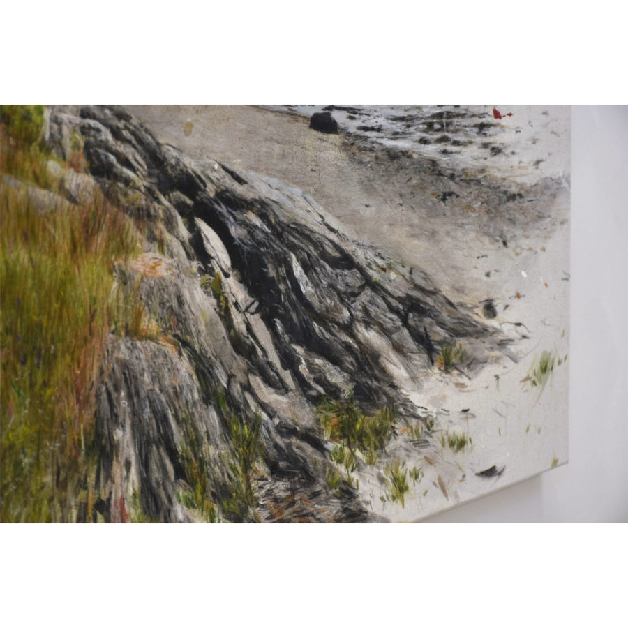 Une oeuvre de l’artiste bas-laurentienne Chloé Giroux-Bertrant. Format horizontal d’un rivage à marée basse et de rochers d’ardoise.