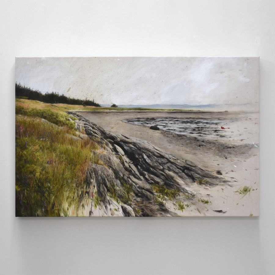 Une oeuvre de l’artiste bas-laurentienne Chloé Giroux-Bertrant. Format horizontal d’un rivage à marée basse et de rochers d’ardoise.