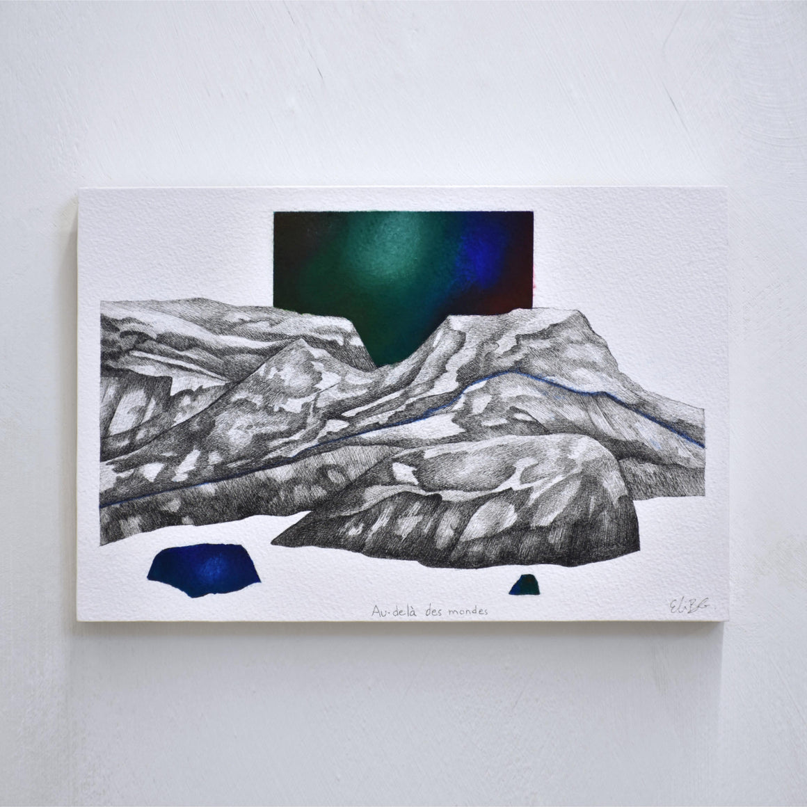 Composition surréaliste sur papier marouflé sur bois par Elisabeth Gravel. Des montagnes dessinées en noir et blanc sont placées devant une forme colorée avec du bleu et du vert.