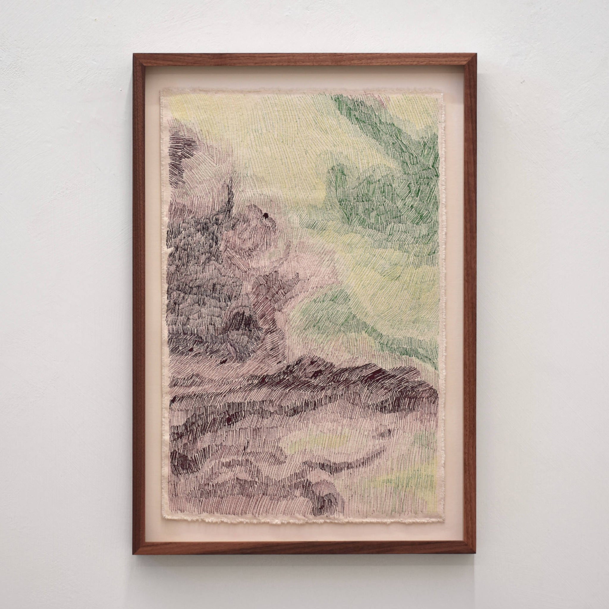 Aurore boréale III de Karine Locatelli, encre de chine sur toile naturelle, 15” x 21,75” avec cadre en noyer, 2024. Composition abstraite mauve et vert.
