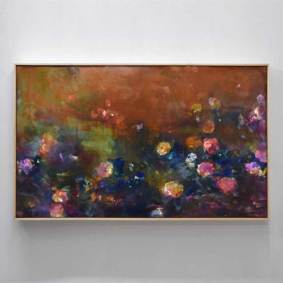 Avril à Sedona, d’Amélie Grooscors. Huile et pigments sur toile, 36” x 60”. Grand format horizontal de fleurs sur fond orangé.