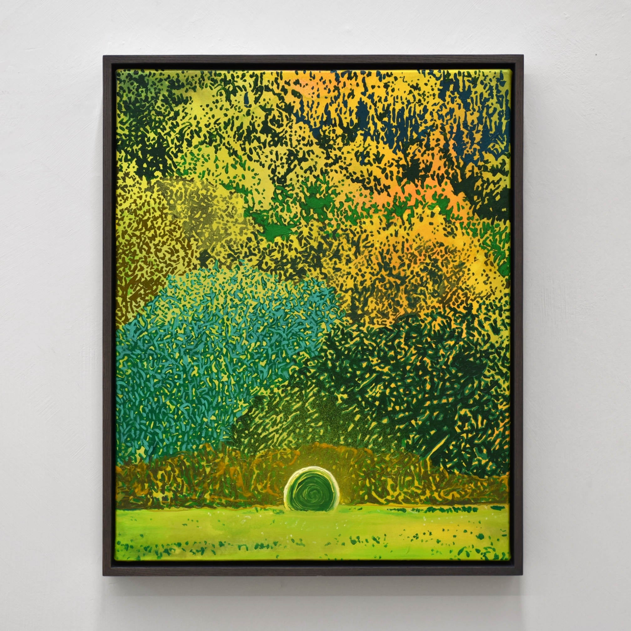 « Ballot, balle bas », par Josiane Lanthier. Format vertical de 16” x 20”, acrylique sur toile. Balle de foin verte dans un décor d’arbres tout vert.