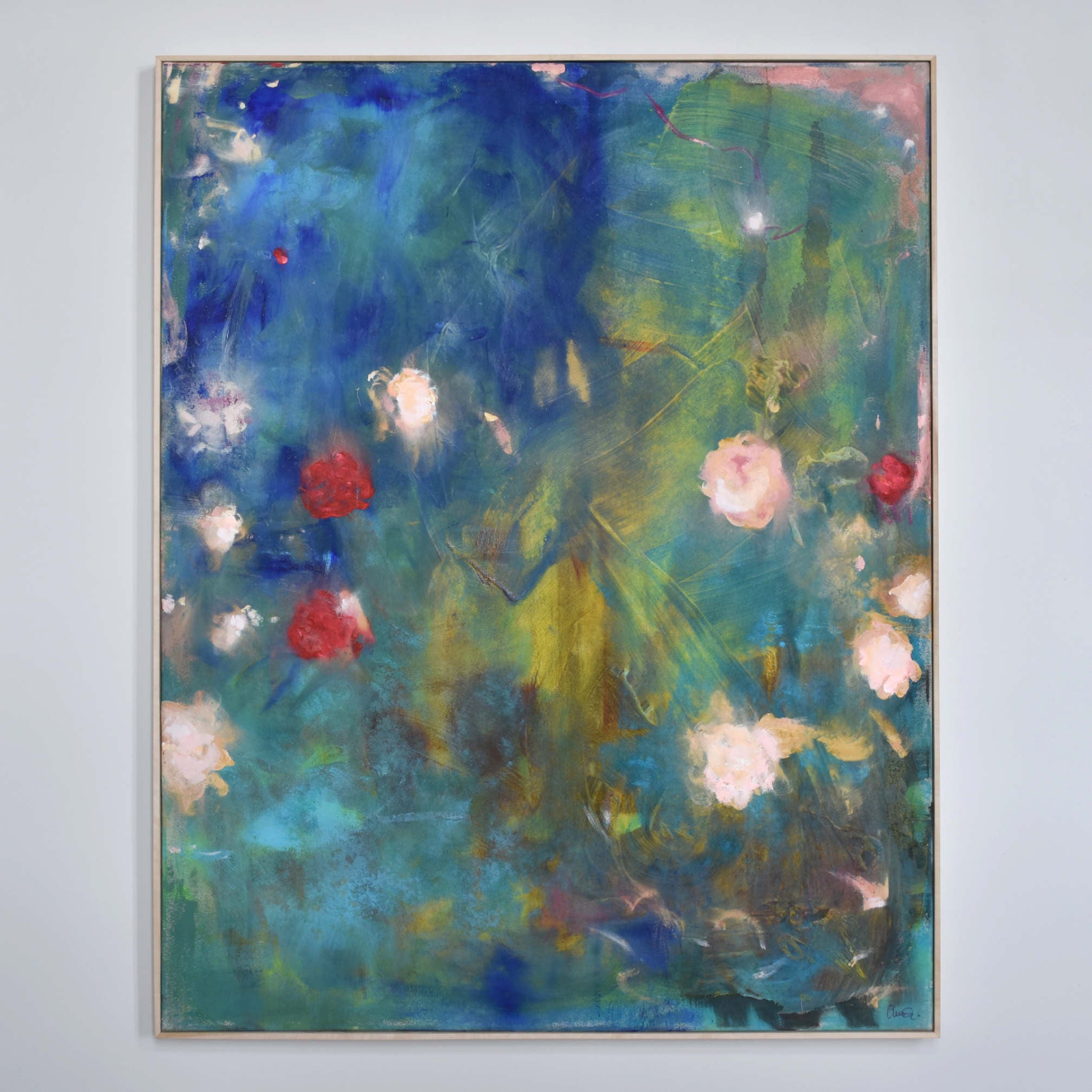 Banana Ghost Leaves and Rain, par Amélie Grooscors. Grand format vertical, huile et pigment sur toile, 48” x 60”. Fleurs rose et rouge sur fond abstrait bleu et ochre.