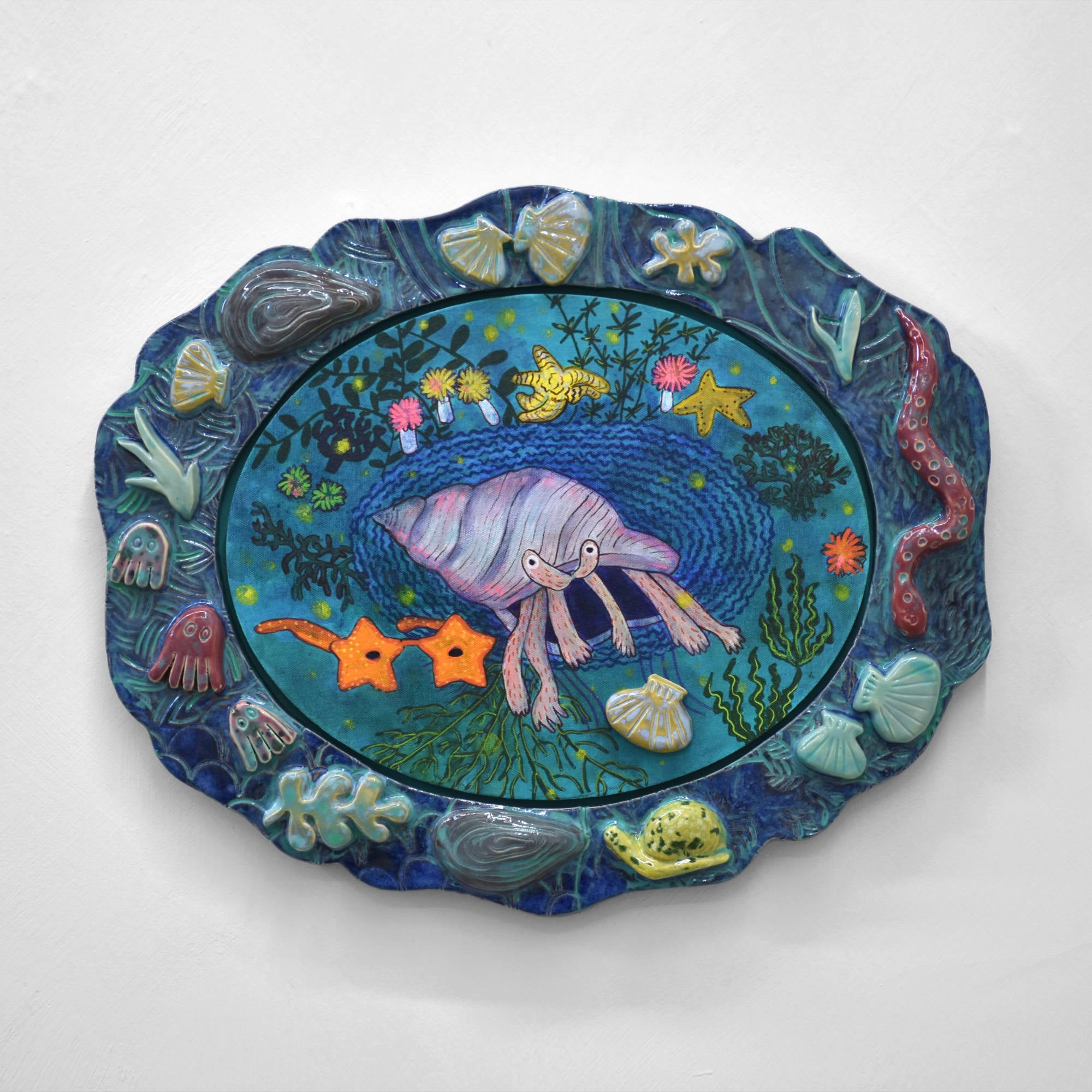 Oeuvre unique de Fanny Mesnard. Acrylique sur toile et encadrement en céramique. Un monde sous-marin imaginaire avec crustacées, anguilles, étoiles de mer et escargots.