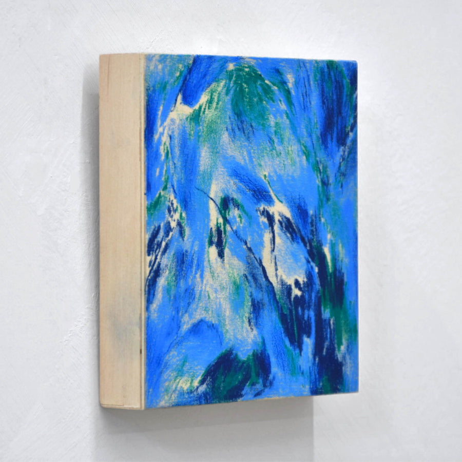 Petit format sur bois réalisé aux crayons de couleur par l’artiste en arts visuels Laurence Belzile, à voir chez Champagne et Paradis.