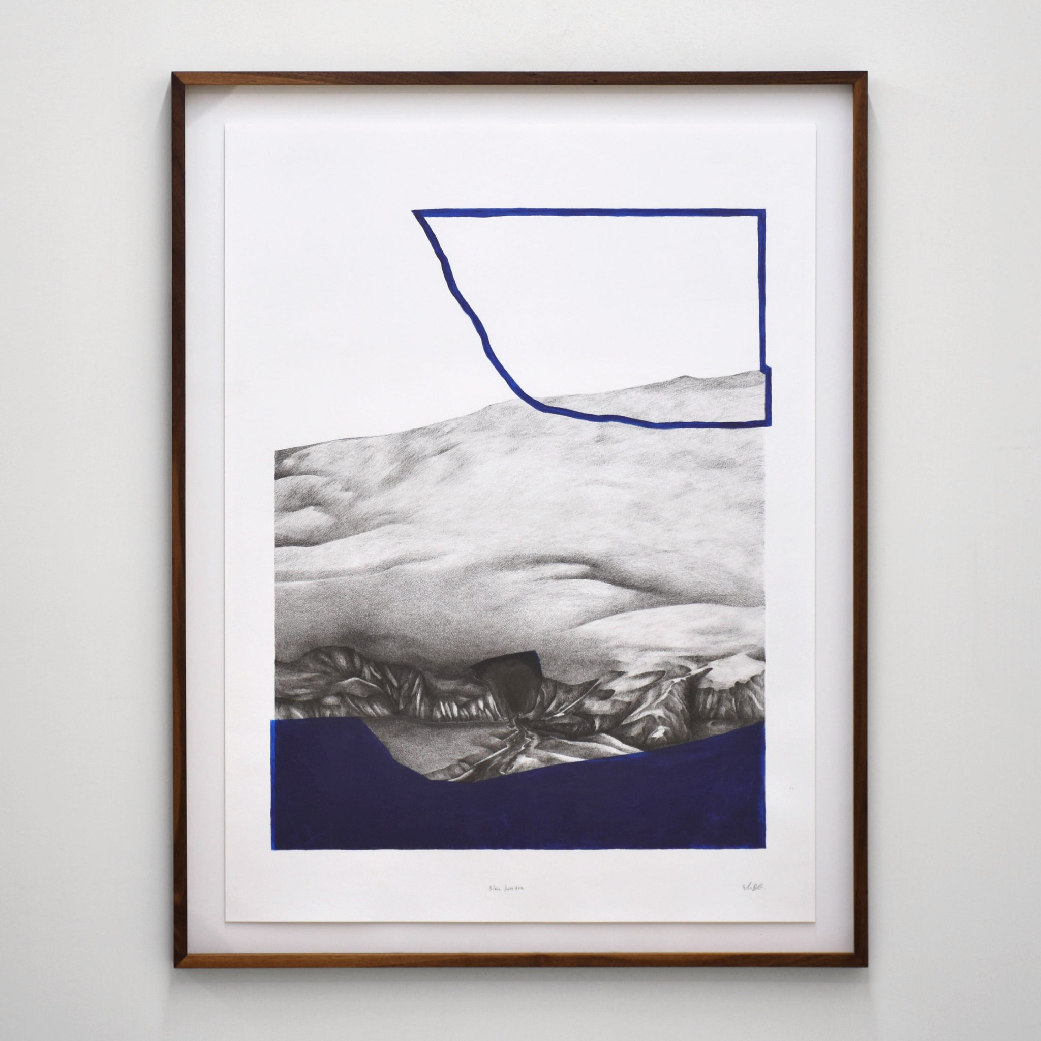 Composition surréaliste d’Elisabeth Gravel, grand format vertical sur papier Arches, une grotte sur le bord de la mer bleu