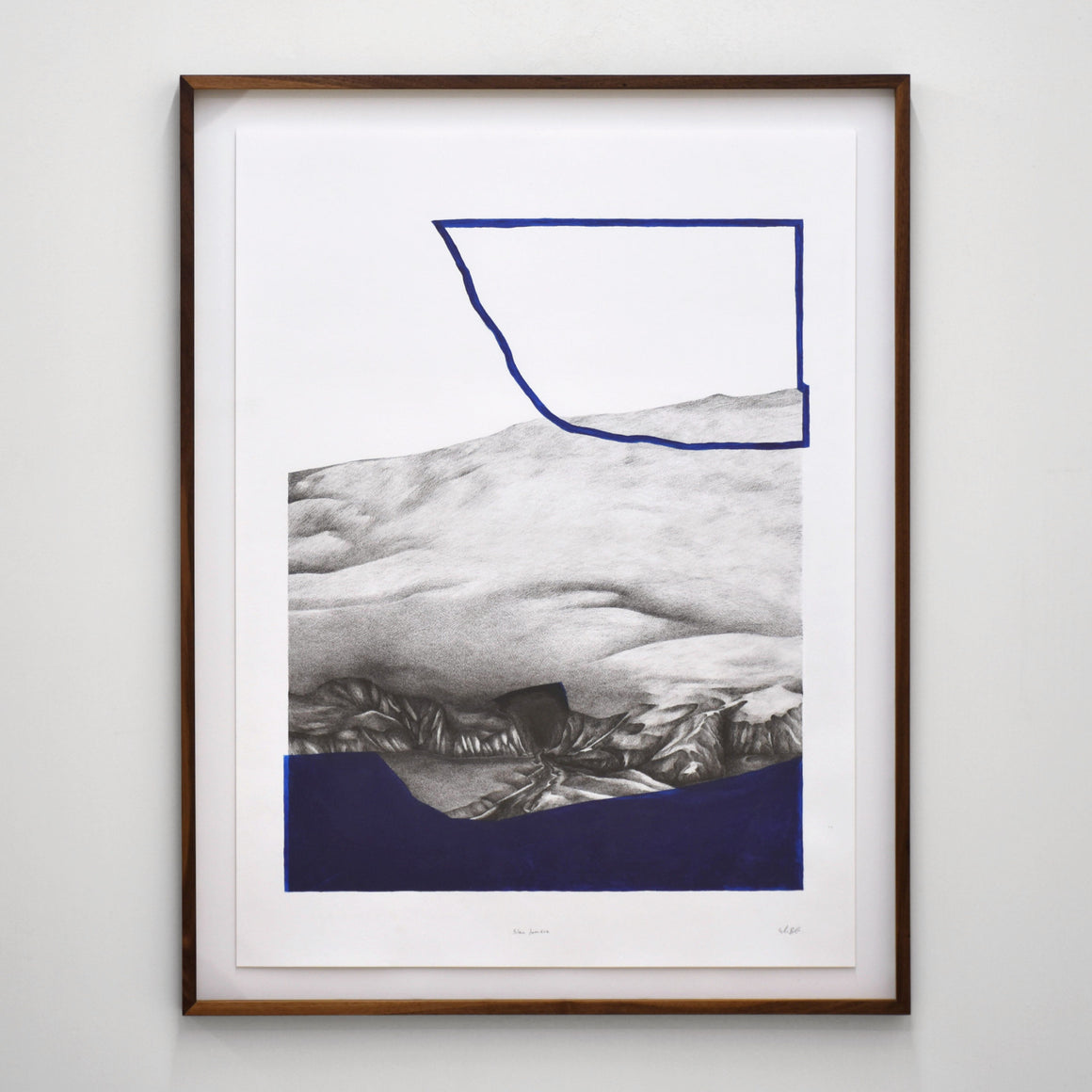 Composition surréaliste d’Elisabeth Gravel, grand format vertical sur papier Arches, une grotte sur le bord de la mer bleu