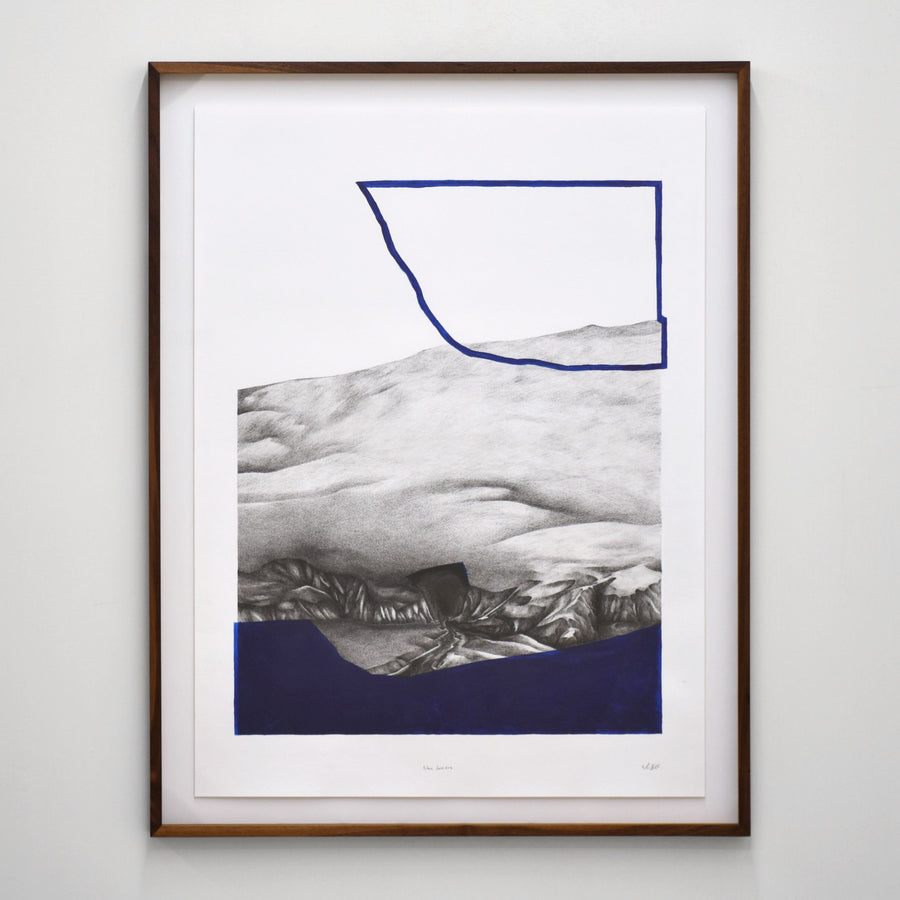 Composition surréaliste d’Elisabeth Gravel, grand format vertical sur papier Arches, une grotte sur le bord de la mer bleu