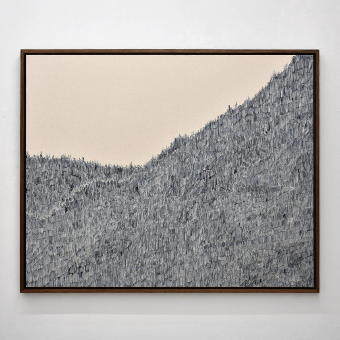 Bleu montagne de Karine Locatelli, dessin à la plume sur toile naturelle avec encre bleu, grande montagne et forêt