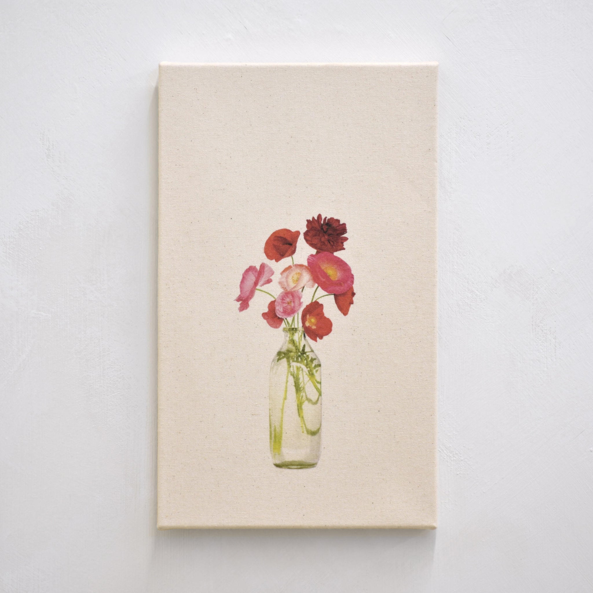 Bouquet de coquelicots, par Caroline Bolieu. De sa série du Cabinet des fleurs. Photographie de coquelicots dans une bouteille en verre tranparente. Tirage unique.