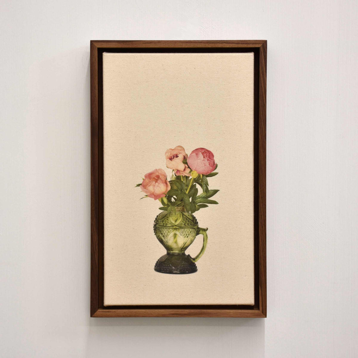 Les trois pivoines, de Caroline Bolieu. De sa série du Cabinet des fleurs. Trois pivoines roses photographiées dans un vase antique vert. Tirage unique sur toile brute.