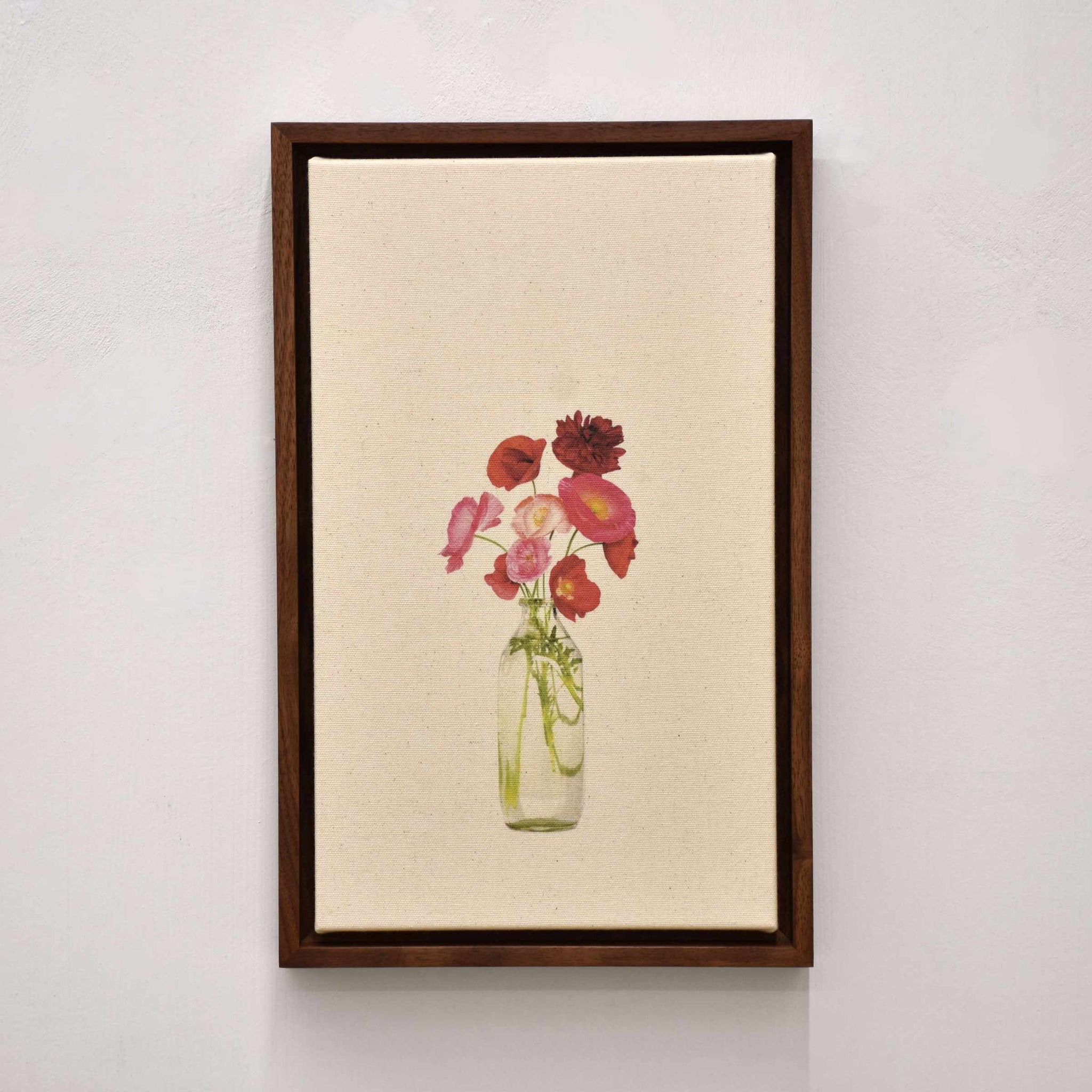 Bouquet de coquelicots, par Caroline Bolieu. De sa série du Cabinet des fleurs. Photographie de coquelicots dans une bouteille en verre tranparente. Tirage unique.