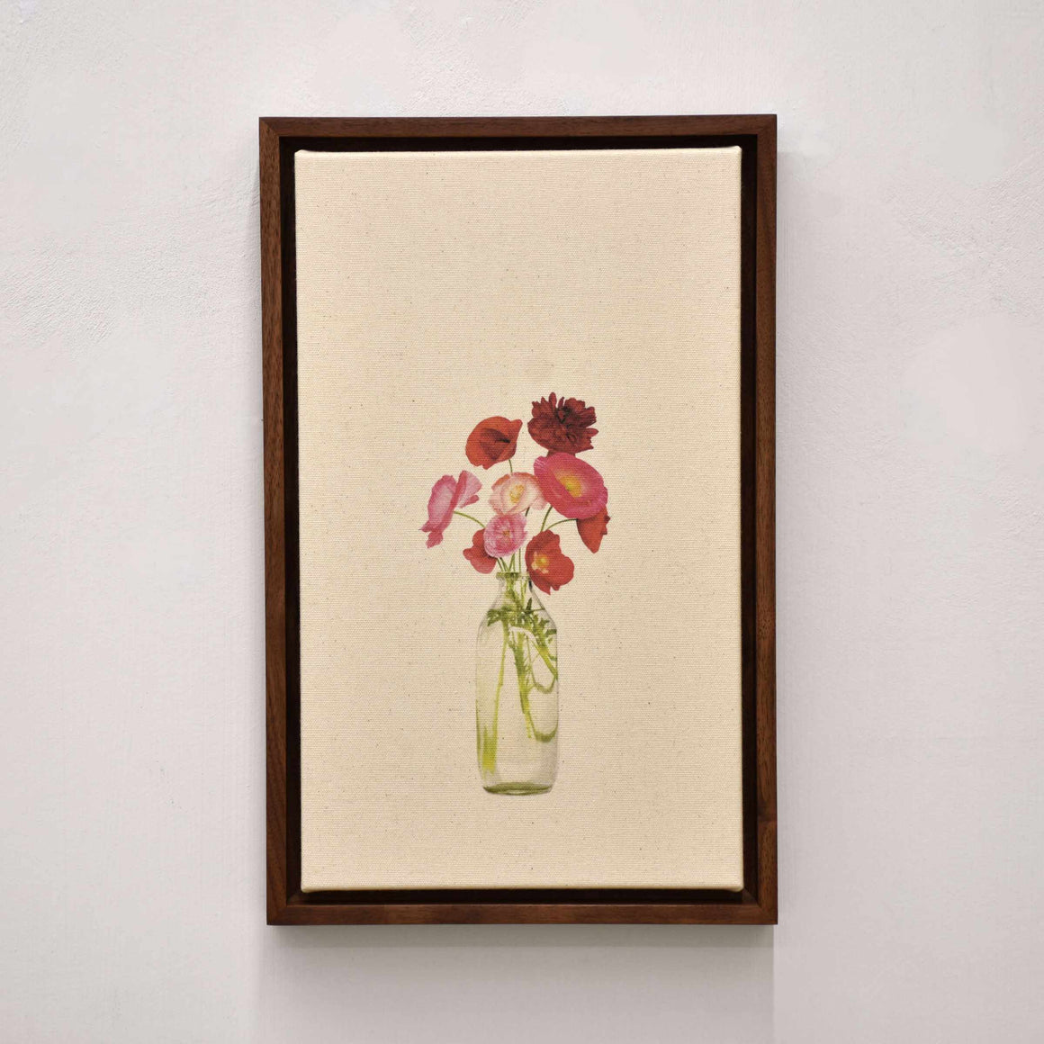 Bouquet de coquelicots, par Caroline Bolieu. De sa série du Cabinet des fleurs. Photographie de coquelicots dans une bouteille en verre tranparente. Tirage unique.