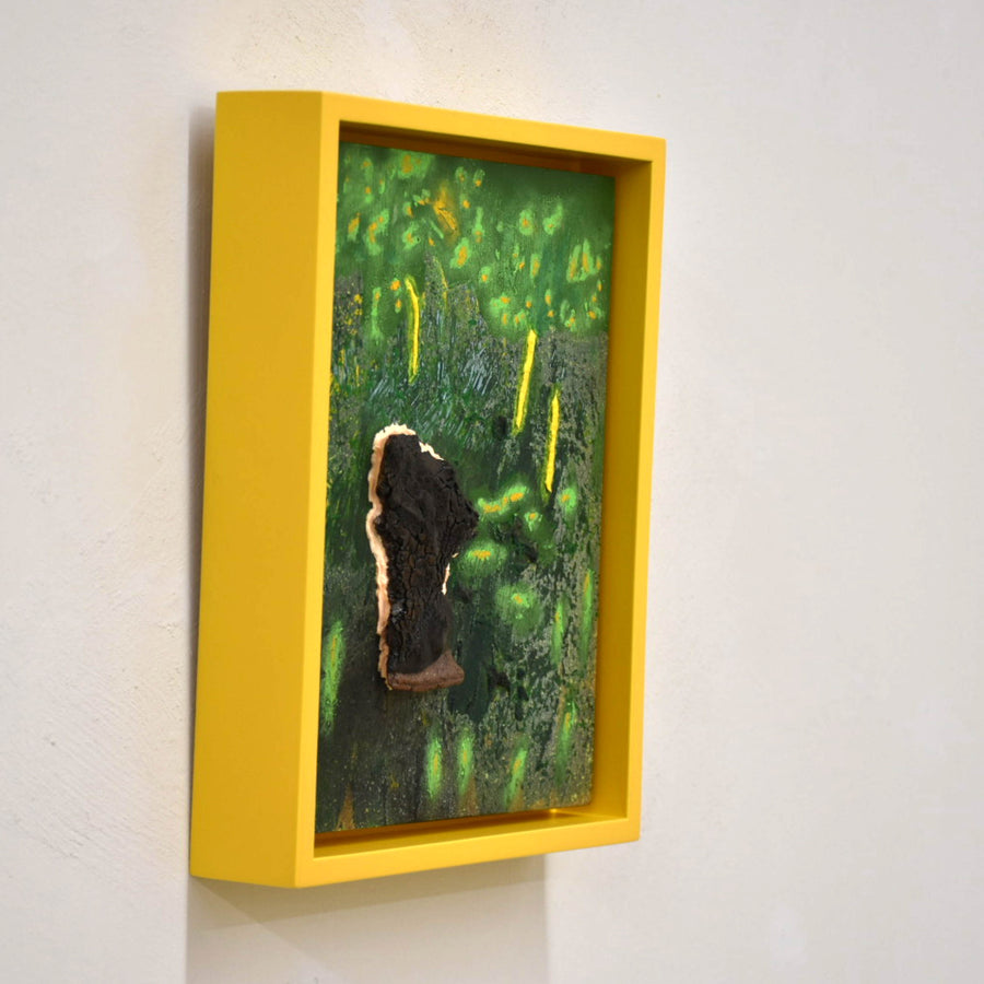 Canard trop cuit, de Josiane Lanthier. Acrylique et céramique sur bois, 8” x 10” avec cadre jaune. Petit format.