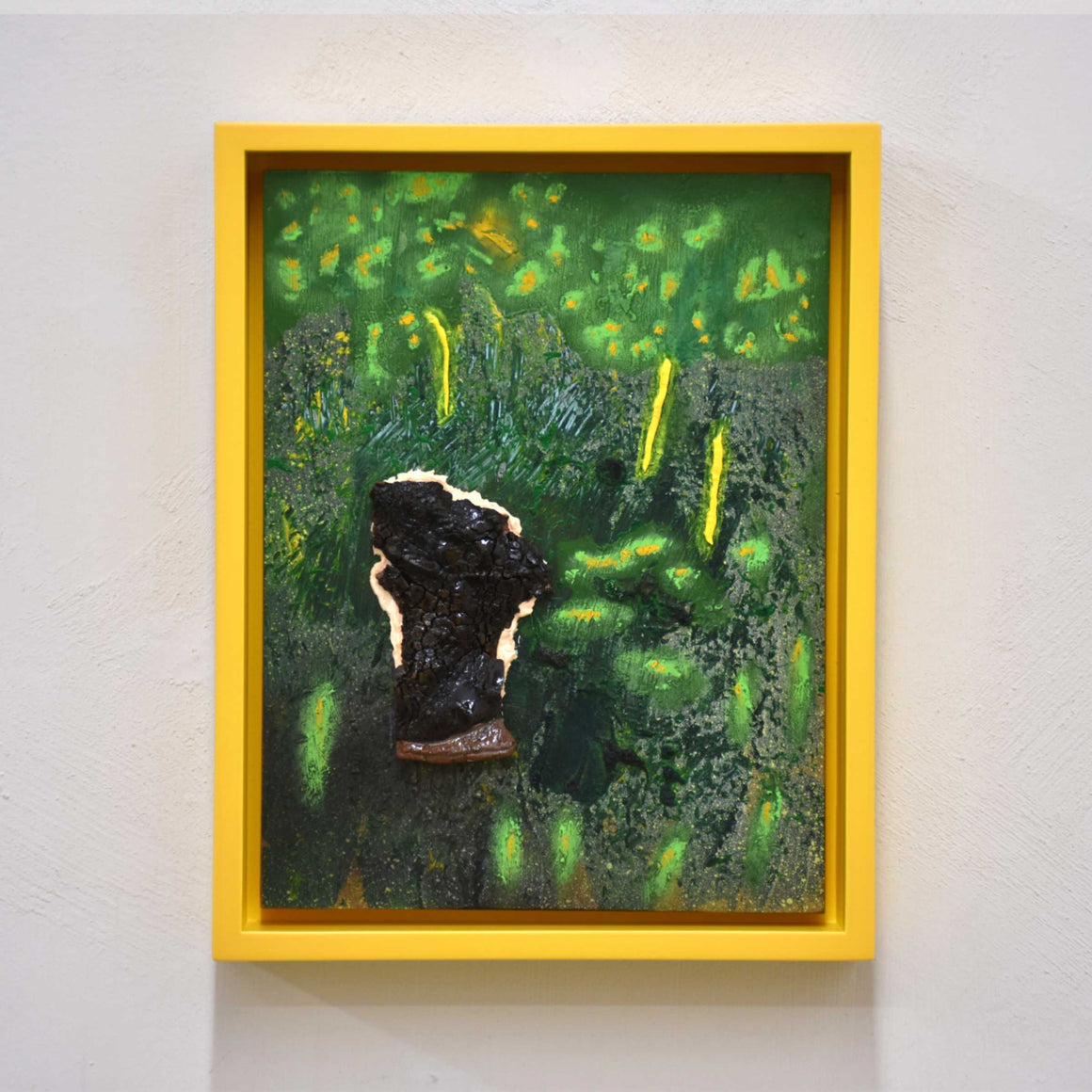 Canard trop cuit, de Josiane Lanthier. Acrylique et céramique sur bois, 8” x 10” avec cadre jaune. Petit format.