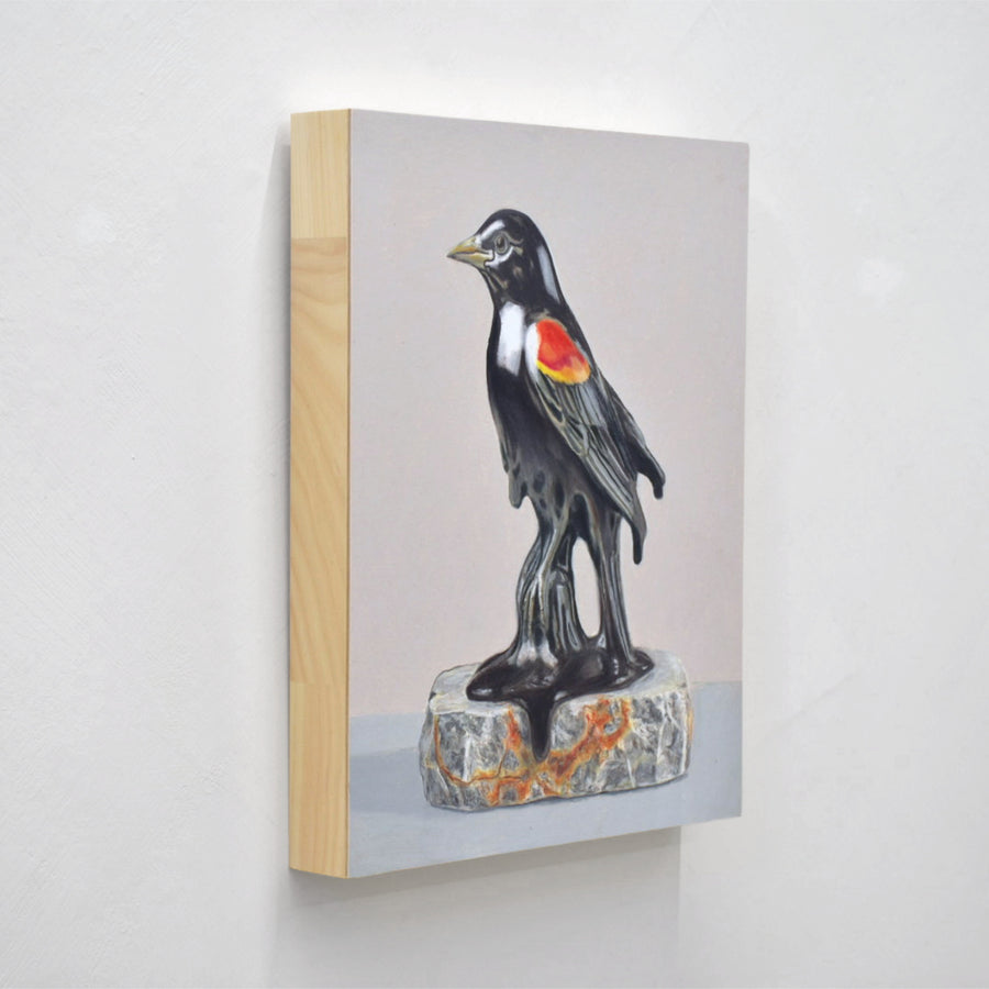 Dessin réalisé aux crayons de couleur par Pierre Durette et présenté dans le cadre de son exposition « Marécage ». Un carouge à épaulettes en porcelaine sur une pierre.