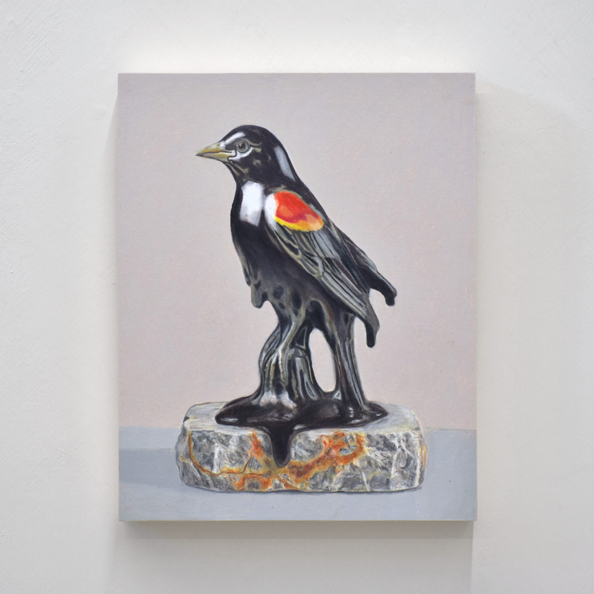 Dessin réalisé aux crayons de couleur par Pierre Durette et présenté dans le cadre de son exposition « Marécage ». Un carouge à épaulettes en porcelaine sur une pierre.