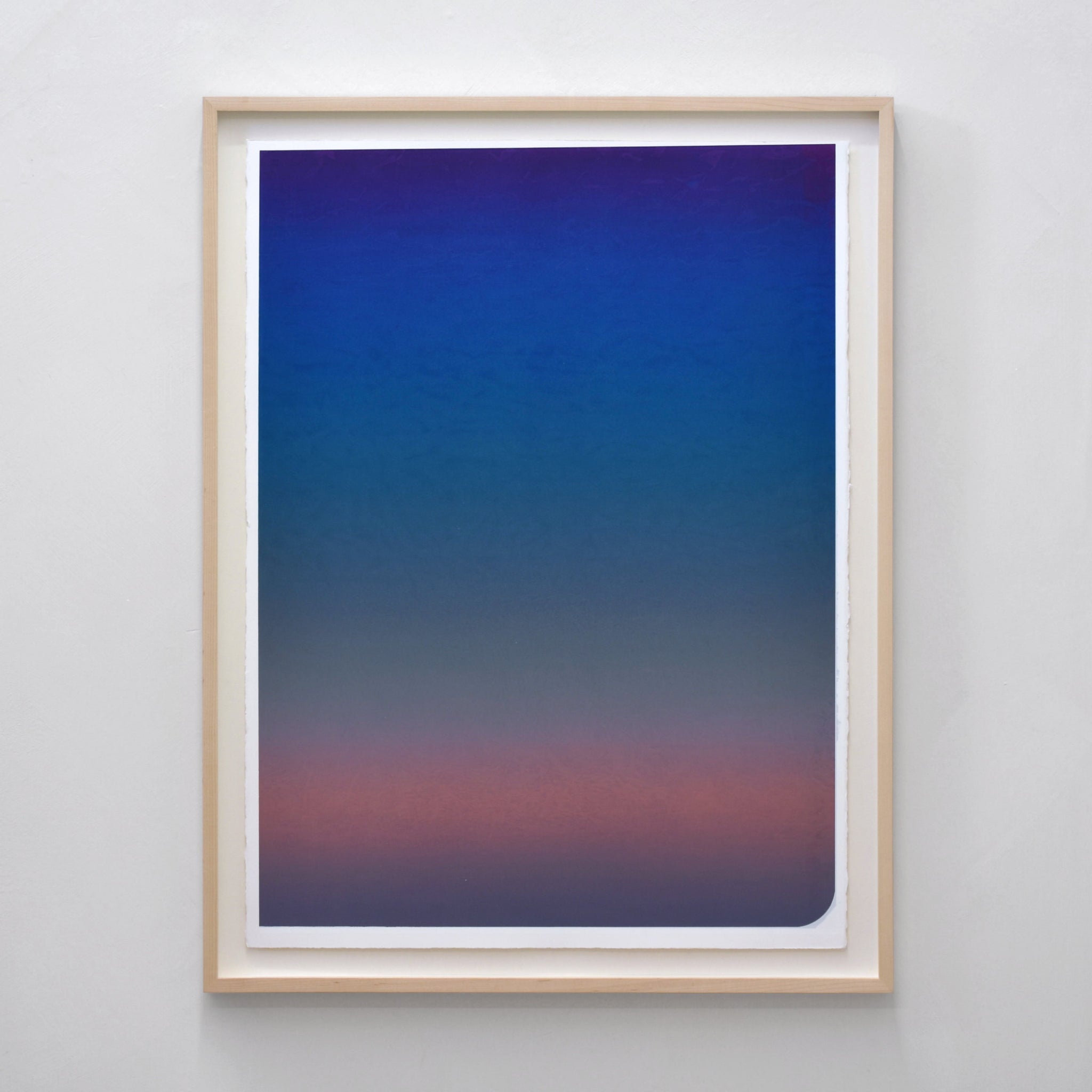 Célébrer en  de Jason Cantoro. Acrylique sur papier coton Arches, 25,75” x 33,25”, 2024. Cadre en érable. Dégradé de bleu sur rose.