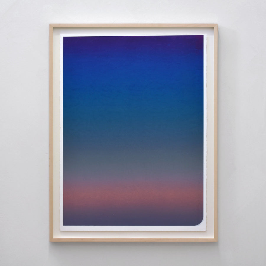 Célébrer en  de Jason Cantoro. Acrylique sur papier coton Arches, 25,75” x 33,25”, 2024. Cadre en érable. Dégradé de bleu sur rose.