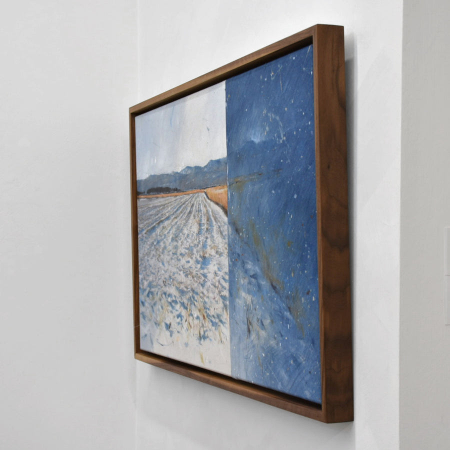 Tableau d’hiver de l’artiste bas-laurentienne Chloé Giroux-Bertrand. Un champ enneigé avec les montagnes de Charlevoix à l’horizon.