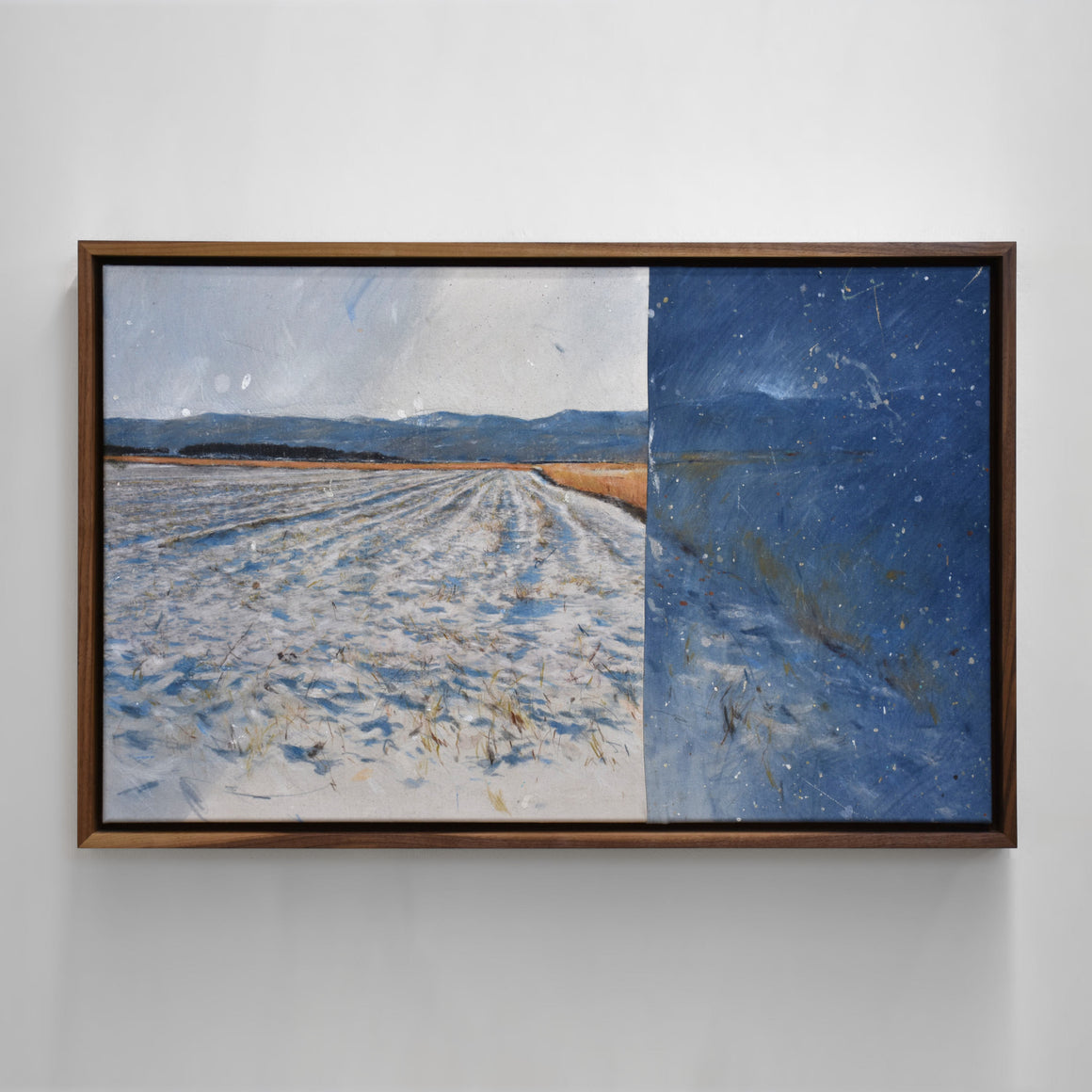 Tableau d’hiver de l’artiste bas-laurentienne Chloé Giroux-Bertrand. Un champ enneigé avec les montagnes de Charlevoix à l’horizon.