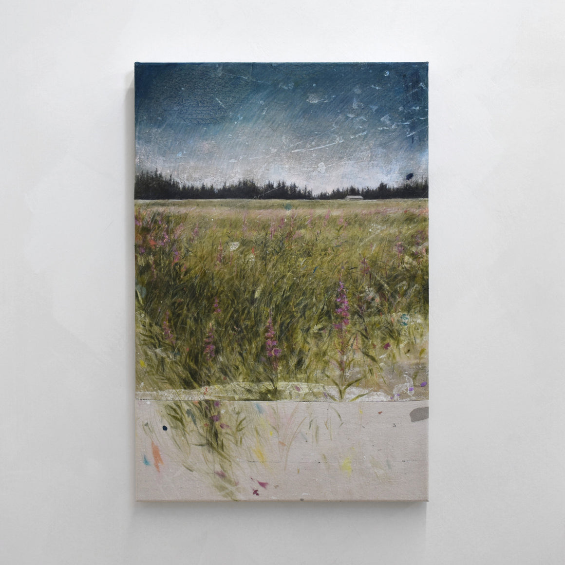 Tableau vertical de Chloé Giroux-Bertrand représentant un champ d’épilobes en fleurs à la lumière du crépuscule.