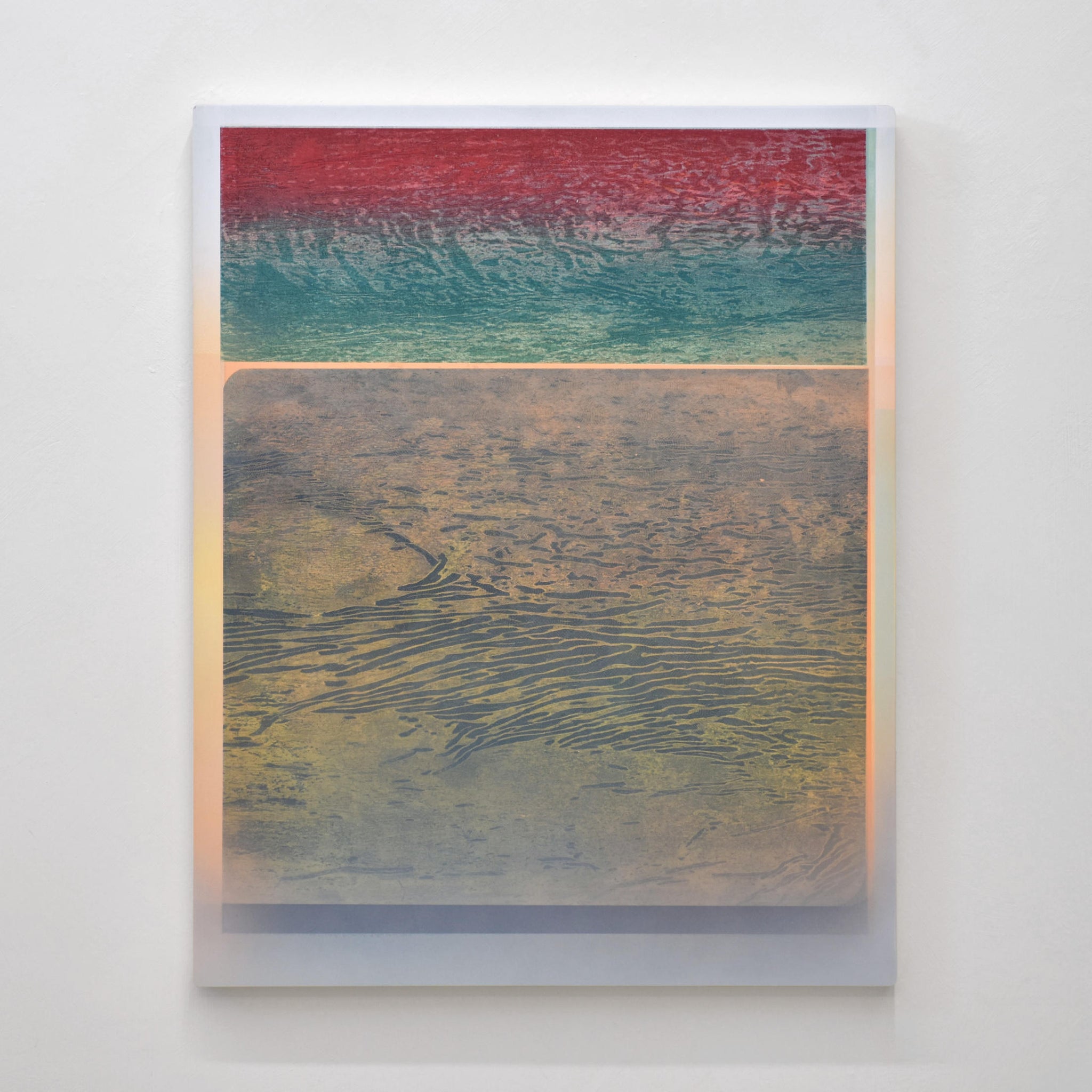 Changer comme réfléchir, de Jason Cantoro. Acrylique sur merisier russe, 24” x 30”, 2025. Coucher de soleil rouge sur étendue d’eau abstraite.