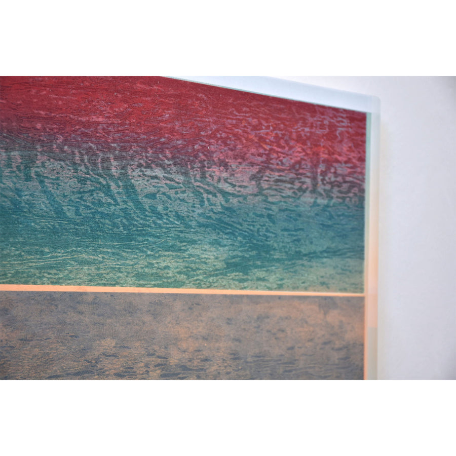 Changer comme réfléchir, de Jason Cantoro. Acrylique sur merisier russe, 24” x 30”, 2025. Coucher de soleil rouge sur étendue d’eau abstraite.