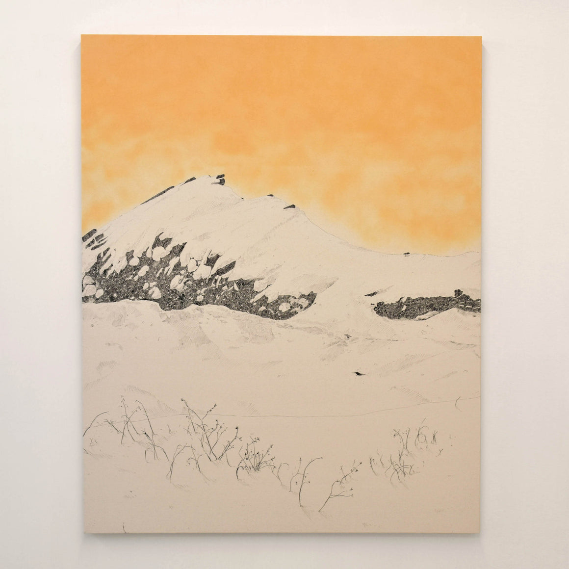 Chapais de Karine Locatelli. Très grand format, ciel orange, paysage d’hiver avec bois cordé. Territoire du Nord-du-Québec.