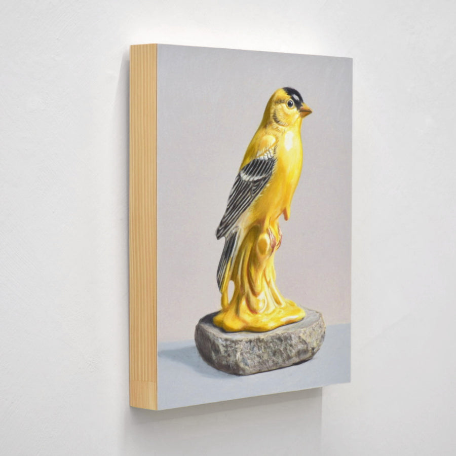 Dessin réalisé aux crayons de couleur par Pierre Durette et présenté dans le cadre de son exposition « Marécage ». Un chardonneret jaune en porcelaine sur une pierre.