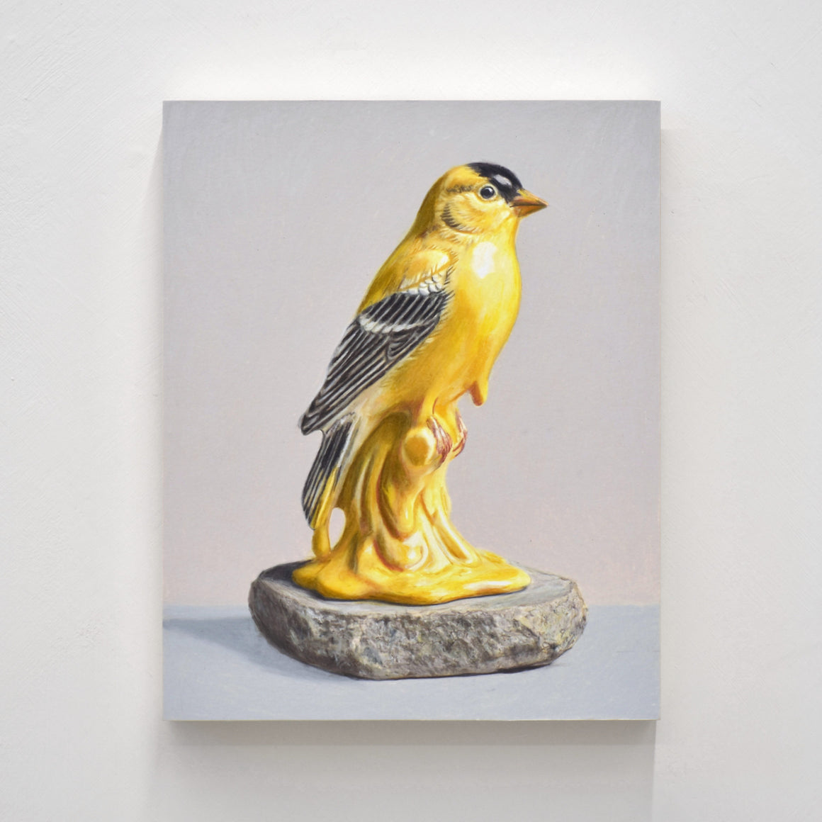 Dessin réalisé aux crayons de couleur par Pierre Durette et présenté dans le cadre de son exposition « Marécage ». Un chardonneret jaune en porcelaine sur une pierre.