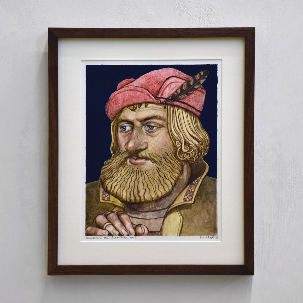 Chasseur de licorne n° 2, par Émile Brunet. Portrait d’un homme de l’époque médiévale, avec barbe et béret rouge. Encre et gouache sur papier, 11” x 13” avec cadre en noyer.