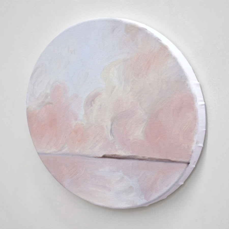 Une composition ovale de Vanessa Locatelli. Peinture à l’huile représentant une marine crépusculaire avec un ciel et un fleuve rosés.