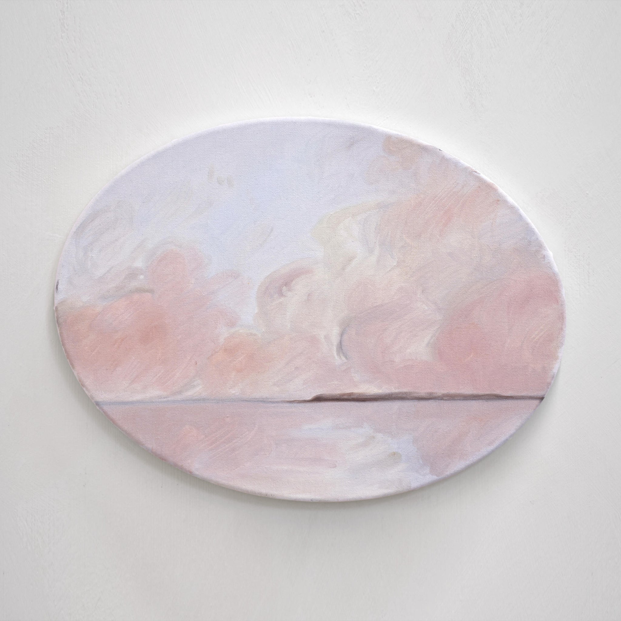 Une composition ovale de Vanessa Locatelli. Peinture à l’huile représentant une marine crépusculaire avec un ciel et un fleuve rosés.