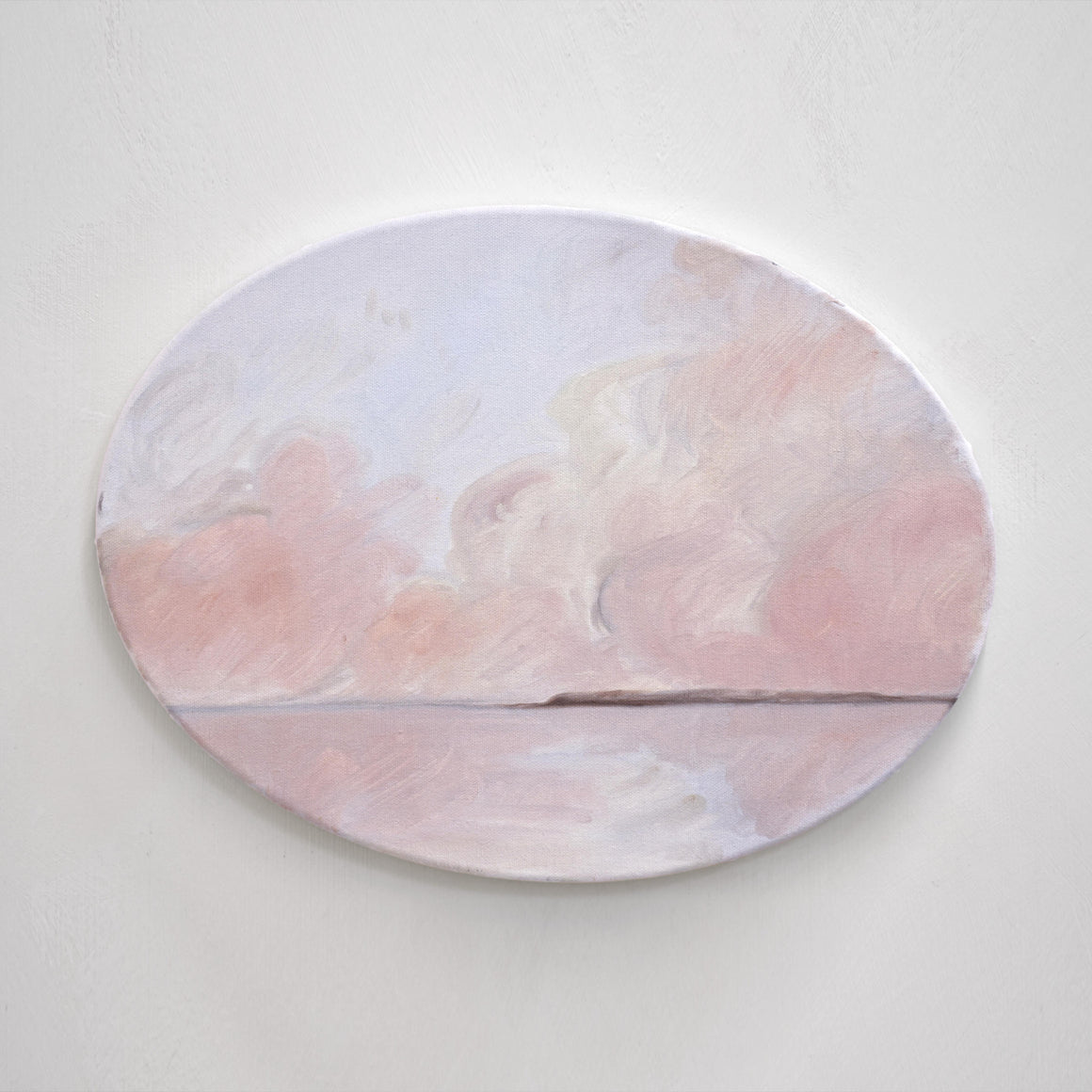 Une composition ovale de Vanessa Locatelli. Peinture à l’huile représentant une marine crépusculaire avec un ciel et un fleuve rosés.